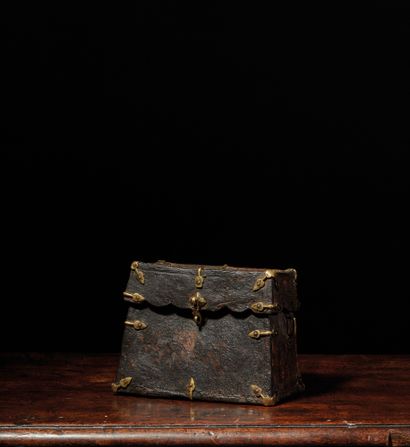 TIBET - XVIe/XVIIe siècle 皮箱上有黄铜配件，末端是风格化的叶子图案。
Dim. 14 x 16 x 8,5 cm
出处：前Garton...