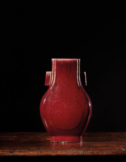 CHINE - Epoque GUANGXU (1875 - 1908) Vase of "fanghu" form in red flamed enamelled...