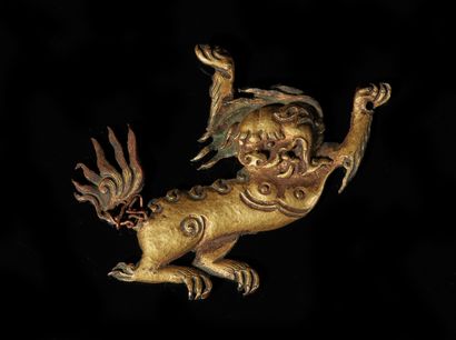 TIBET - XVIIIe/XIXe siècle Plaque représentant un lion des neiges debout en bronze...