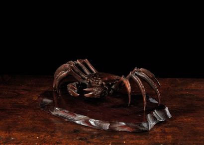 JAPON - XXe siècle Okimono in metal with brown patina, big crab raising its claws.
L....