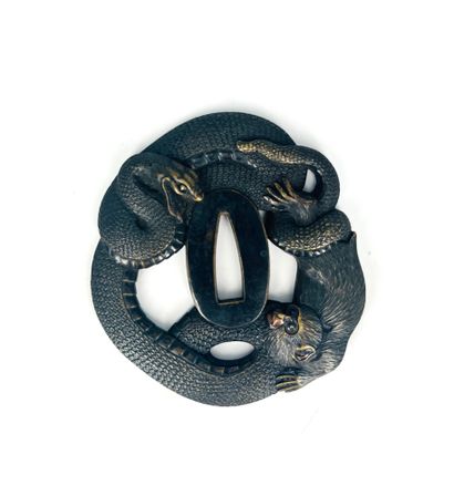 JAPON - XIXe siècle Kawari gata en laiton figurant un singe et un serpent se battant,...