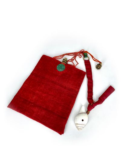 TIBET - XXe siècle Pochette de forme rectangulaire en laine rouge, avec un pendentif...