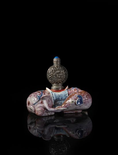 CHINE - XVIIIe siècle Statuette of a reclining elephant in purple, gold, red and...