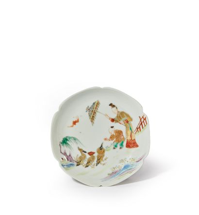 CHINE - Epoque QIANLONG (1736-1795) Petite coupe polylobée en porcelaine émaillée...