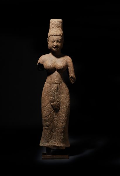 CAMBODGE - PRASAT ANDET, VIIIE SIECLE Statuette d'Uma debout en grès gris, vêtue...