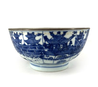 CHINE POUR LE VIETNAM - XIXe siècle Porcelain bowl decorated in blue underglaze of...