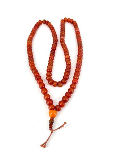 TIBET - XIXe siècle Rosary (mala) composed of one hundred and eight carnelian beads,...