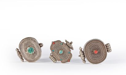 TIBET - XXe siècle Three ga'u portable altars in brass and silver filigree, two of...