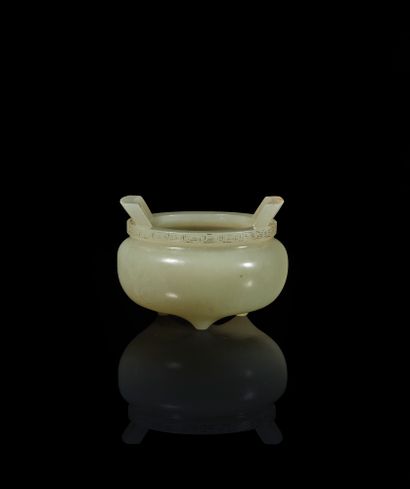 CHINE - XXe siècle Nephrite celadon tripod incense burner with two handles.
H. 5,5...