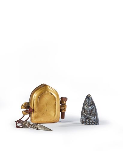 TIBET - XIXe siècle Small portable ga'u altar in brass, containing a metal effigy...