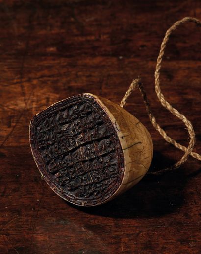 TIBET - XVIe/XVIIe siècle Cachet en os avec un mantra en tibétain ciselé. (Petites...