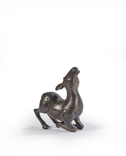 TIBET - XIXe siècle Reclining deer in partially gilded bronze, the head raised, the...