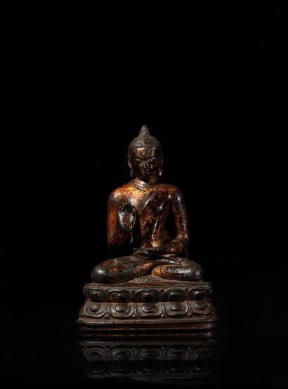 TIBET - XVIe siècle Statuette en bronze laqué or, dhyani bouddha Amoghasiddi assis...