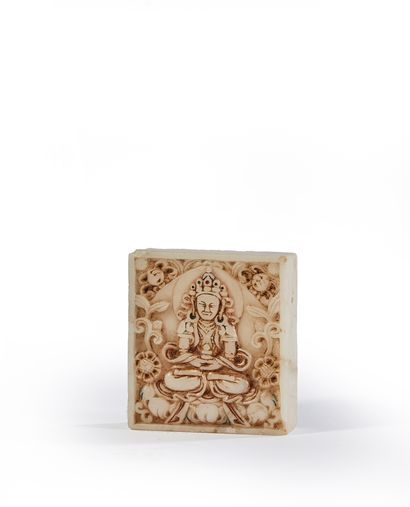 TIBET - XIXe siècle Plaque en albâtre sculpté représentant Amitayus, assis en padmasana...