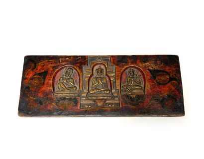 TIBET - XIIIe/XIVe siècle Polychrome wood sutra book cover, one side carved with...