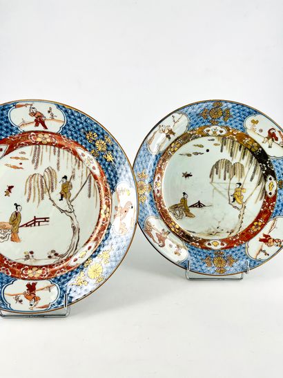 CHINE - Epoque KANGXI (1662-1722) Deux assiettes en porcelaine décorée en bleu sous...