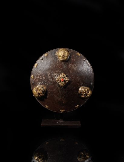 TIBET - XVIIIe siècle Miroir d'oracle en fer, à décor en cuivre doré d'une tête de...