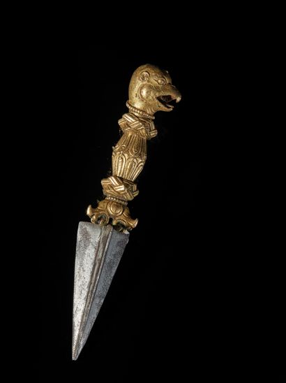 TIBET - XVIIe/XVIIIe siècle Petit phurbu en bronze doré, le manche surmonté d'une...