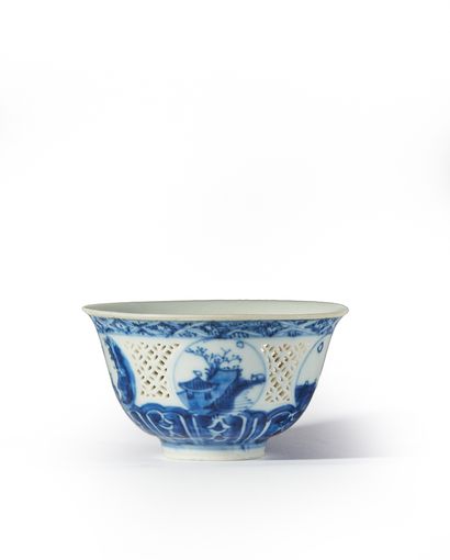 CHINE - Epoque KANGXI (1662-1722) Sorbet en porcelaine décorée en bleu sous couverte...