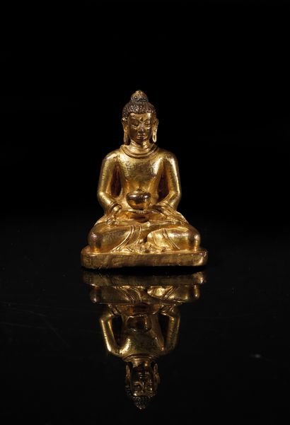 TIBET - XVe/XVIe siècle Statuette d'Amitayus en bronze doré, assis en padmasana et...