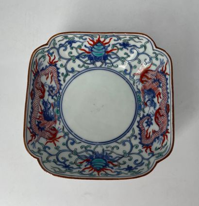 JAPON, Fours d'Arita - Epoque EDO (1603 - 1868), fin XVIIe siècle Coupe carrée à...