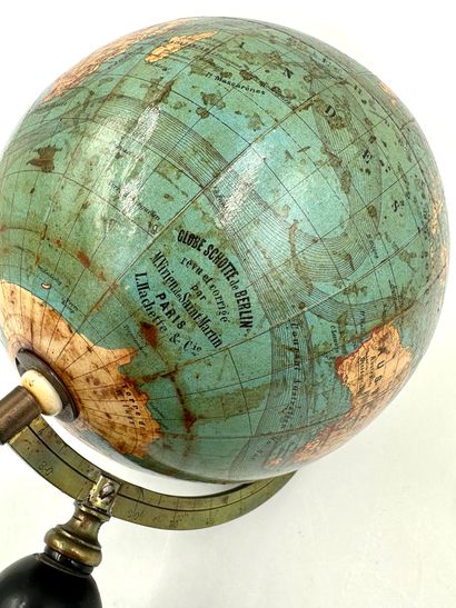 null Globe terrestre par SCHOTTE de Berlin
« Revu et corrigé par M. Vivien de Saint...