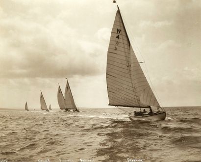BERKEN and Son Paire de photographies représentant une course de voiliers, 22 x 28,5...