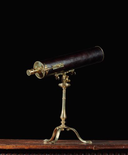 Claude Simeon PASSEMANT (1702-1769) 青铜和黄铜的反射望远镜，镜身用黑色皮革包裹。
折叠式三角架，在目镜塔上签名 "PASSEMANT,...