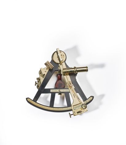Isidore BIANCHETTI (actif vers 1820) 六分仪，带黑色木质和铜质边框。罕见的木质八分仪和铜质六分仪之间的过渡性乐器。
画框上有签名：Bianchetti...
