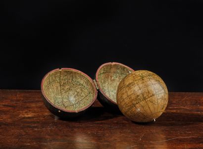 Nicholas LANE 题为 "新地球仪 "的雕刻纸质袖珍地球仪，署名N.兰，日期为1776年，装在沙绿色的盒子里，内部覆盖着雕刻的天穹。
英国，18世纪
...