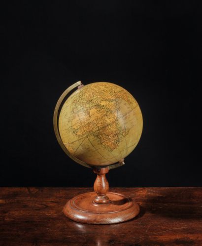 null Globe terrestre montage par demi-méridien sur un pied en bois vernis, signé...