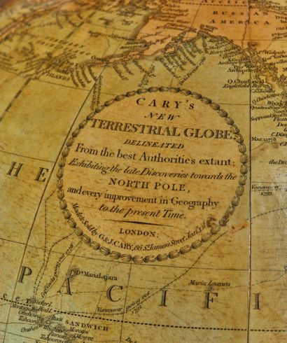 John CARY (1755-1835) 一对陆地和天体的地球仪。赤道桌安装在四个发黑的木柱上，由模制的横梁连接。
有刻度的黄铜子午线圆环。
这些图画表明，陆地上的最新发现，特别是在北极的发现，而天体上的发现则是1800年的星星位置。
英国，19世纪初
H.48厘米...