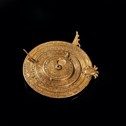 null 夜光仪与便携式垂直镀金黄铜日晷的结合
可能是16世纪末
直径50毫米。
正面
中央圆盘的圆周上有一个2°的度数标尺，每组30个，与拉丁文命名的黄道十二宫相呼应。一个编号为1-12...