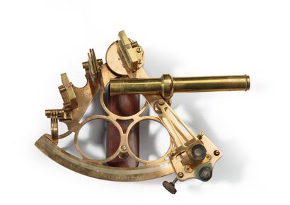 null Varnished brass sextant, signed HEATH & Cie London
England, early 20th century
Without...