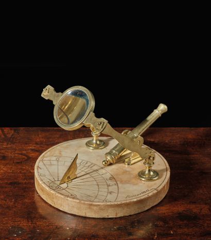 ROUSSEAU (actif de 1770 à 1795) 日晷，被称为 "cannon de midi"，有刻度的大理石板，有桶，可调节的放大镜和轴心样式...