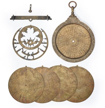 null Astrolabe marocain
en laiton, sans signature, peut-être attribuable à l’atelier...