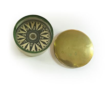 null Brass boat compass with dry rose mounted on pivot
France, 19th century