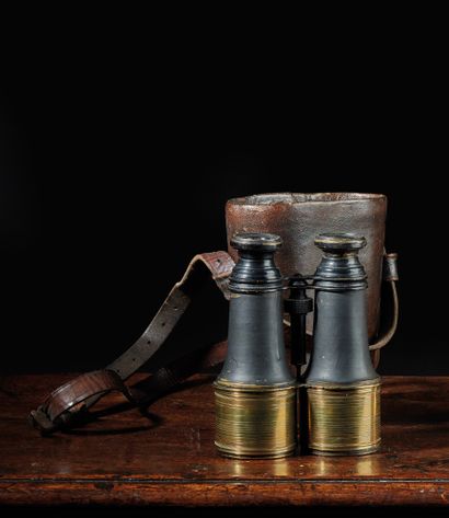 null Brass and black leather binoculars and its case
Beginning of XXth century