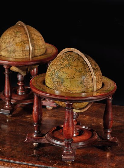 null Paire de globes « de poche » par NEWTON Le terrestre terrestre est daté 1848...