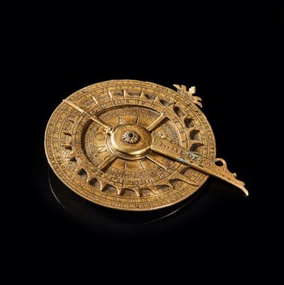 null 夜光仪与便携式垂直镀金黄铜日晷的结合
可能是16世纪末
直径50毫米。
正面
中央圆盘的圆周上有一个2°的度数标尺，每组30个，与拉丁文命名的黄道十二宫相呼应。一个编号为1-12...