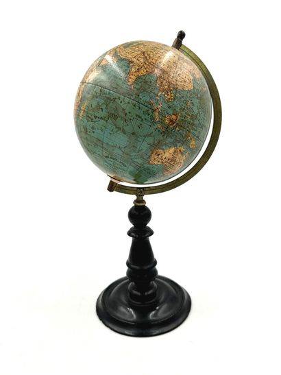 null Globe terrestre par SCHOTTE de Berlin
« Revu et corrigé par M. Vivien de Saint...