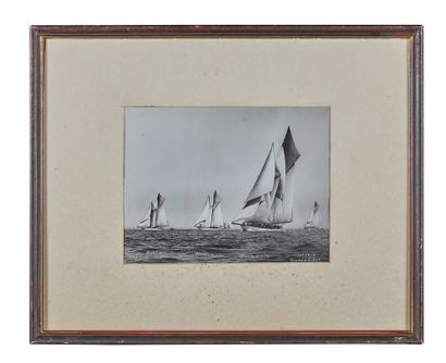 BEKEN 阿德拉、流星、日耳曼尼亚（德皇威廉二世的游艇）和莱托尼亚等游艇在帆船赛上的表现
早期照片，用白色墨水写了标题和签名，21 x 28厘米