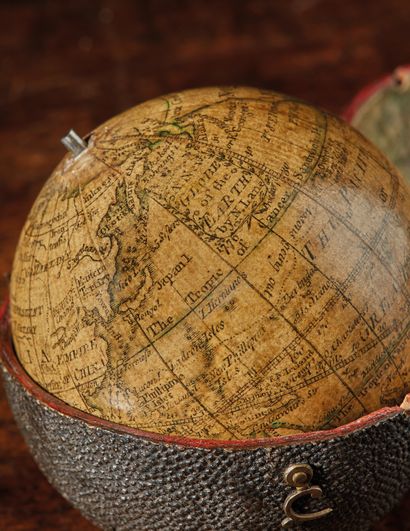 Nicholas LANE 题为 "新地球仪 "的雕刻纸质袖珍地球仪，署名N.兰，日期为1776年，装在沙绿色的盒子里，内部覆盖着雕刻的天穹。
英国，18世纪
...