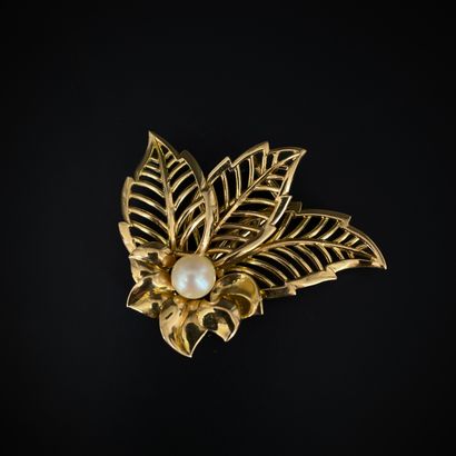 镂空750千分之一黄金胸针，以一颗约7.7毫米的珍珠文化纽扣为中心设计出一朵花的造型。
毛重：18.60克。-...