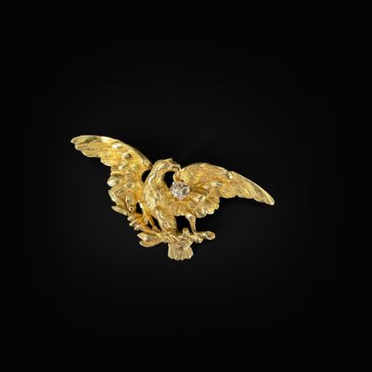 千分之七十五的黄金吊坠胸针，造型为一只展翅的鹰，嘴里叼着一颗移动的老式切割钻石。后面的人追了过来。金属中的针。
法国作品，19世纪末。...