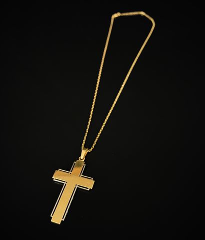 BOUCHERON, Paris 千分之七十五的黄金项链，由一个网状的链条组成，扣环弹簧，拿着一个十字架的吊坠，2个色调的黄金。
整个签名为Boucheron Paris，编号为80.496和57.715
重量：9.20克。
长度：40厘米。-...