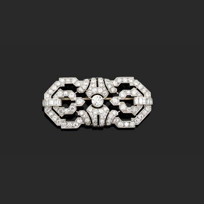null 黄金750和铂金850千分之一的胸针板，几何装饰镂空，装饰有老式钻石，其中一个更重要的是在中心，肩上有长方形钻石。
法国作品，约1930年
毛重：14.90克。
尺寸：5,5...