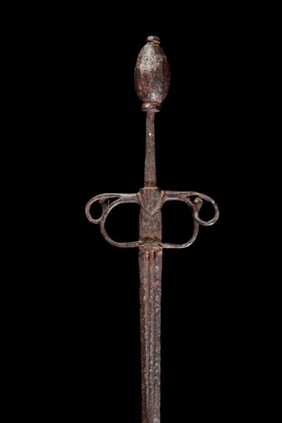 null Epée en fer forgé, pommeau de forme ovoïde XVIIe siècle L. 118 cm (érosion)