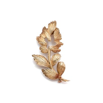 CARTIER, Paris Broche clip en or 750 millièmes, représentant une fleur à décor ciselé,...
