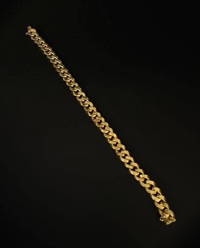 null 七十五万金手镯，略微平坦的卷边链，带棘轮的隐形扣。（小凹痕）
法国作品
重量：8克。
长度：18.5厘米。
